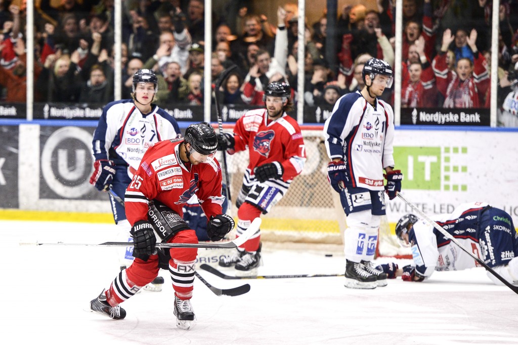 04 SPORS Hockey derby 02