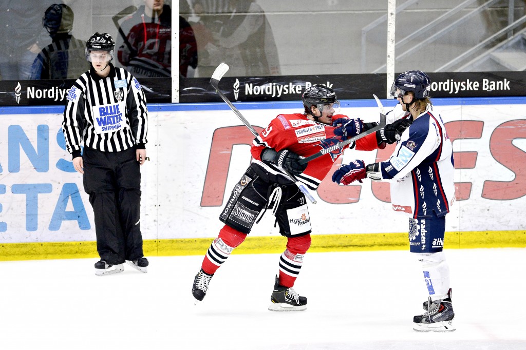 04 SPORS Hockey derby 21